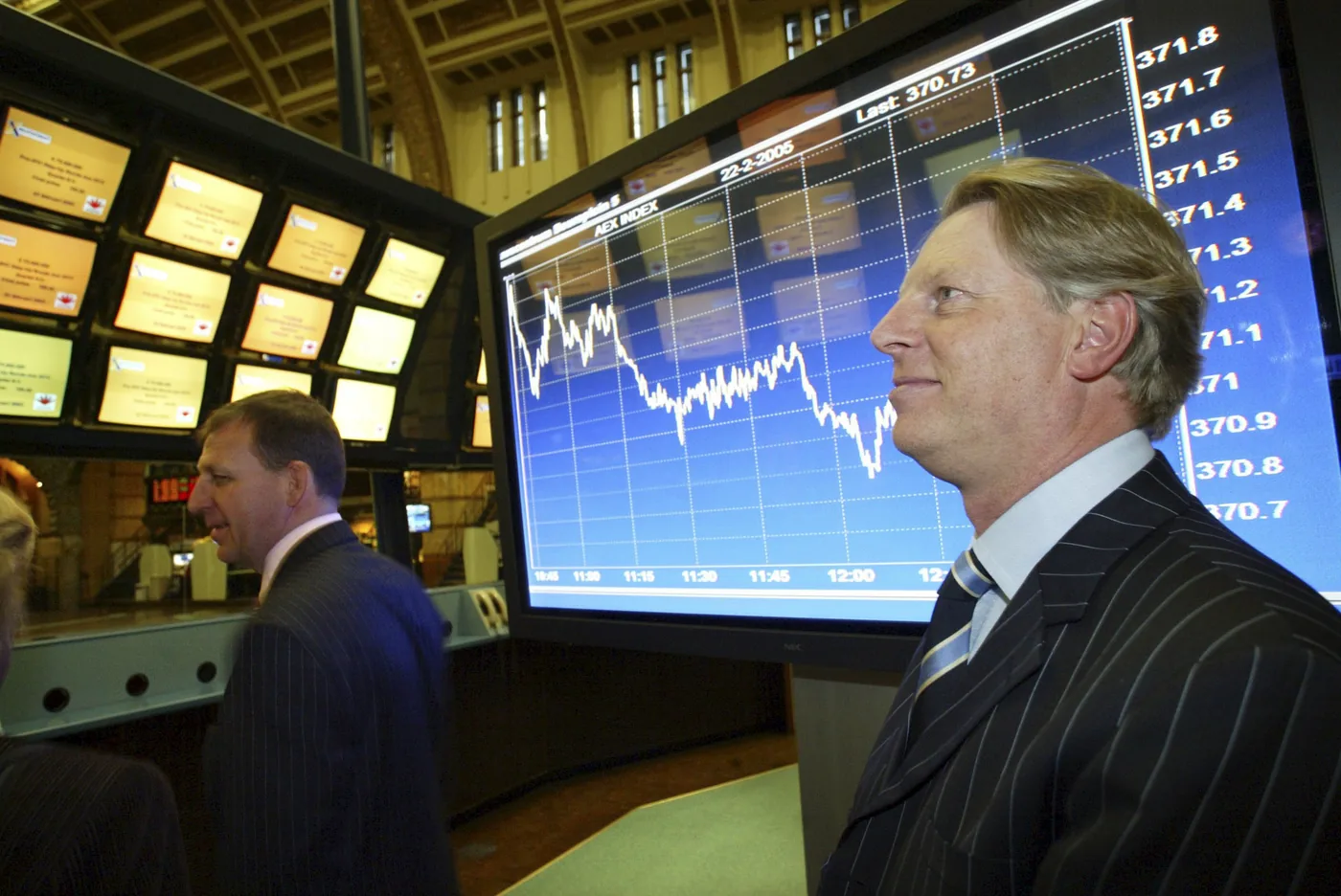 Paul Gelderloos op de beursvloer van Euronext Amsterdam, met de AEX-koersgrafiek van 22 februari 2005 op het scherm